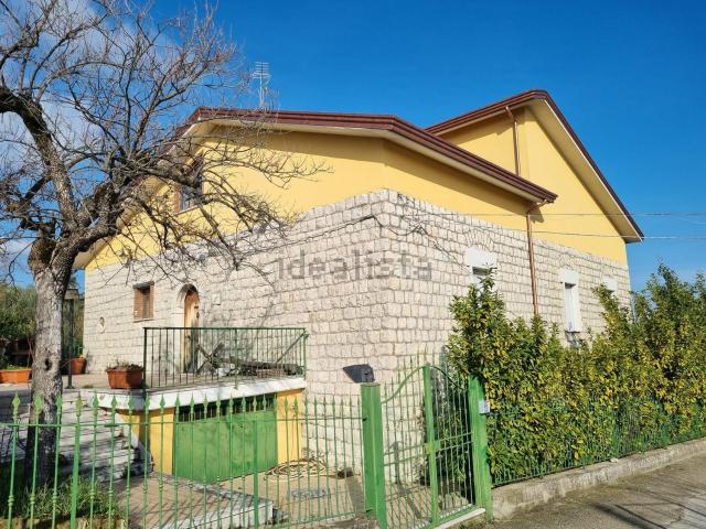 Case e ville in vendita di 380 m² in Via Caponi, 41