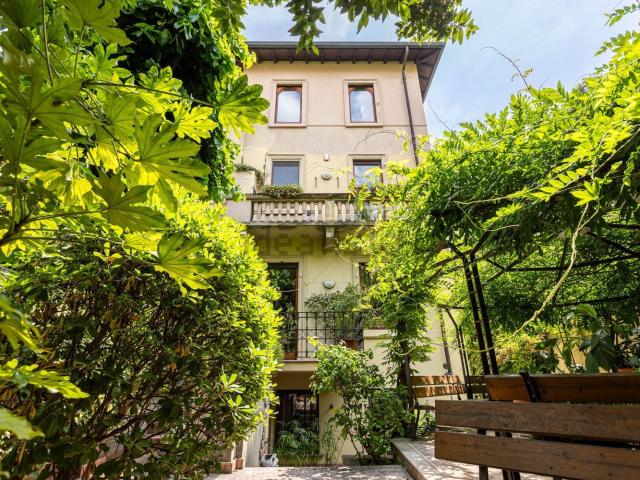 Case e ville in vendita di 380 m² in Via Carlo Ravizza