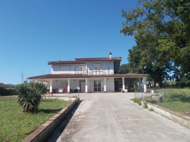 Case e ville in vendita di 380 m² in Via Caselluccia