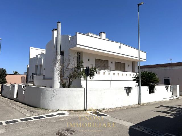 Case e ville in vendita di 380 m² in Via Agrigento