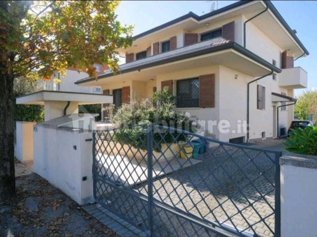 Case e ville in vendita di 380 m² in Via Giovanni XXIII, 18