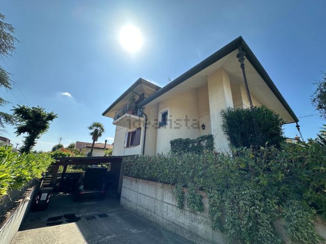 Case e ville in vendita di 380 m² in Via Dante Alighieri