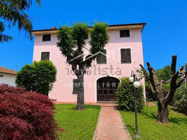Case e ville in vendita di 380 m² in Via dei Paladini