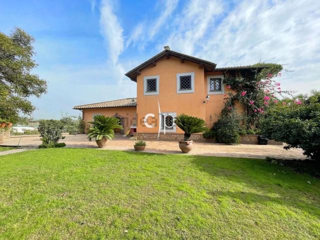 Case e ville in vendita di 380 m² in Via del Casaletto