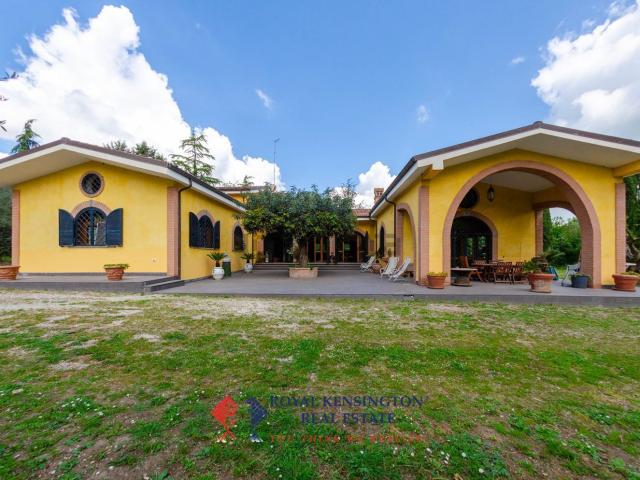 Case e ville in vendita di 380 m² in Via della Giustiniana, 959