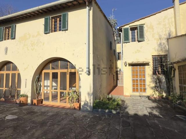 Case e ville in vendita di 380 m² in Via delle Gore