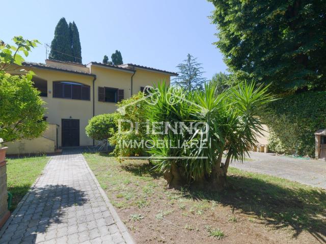 Case e ville in vendita di 380 m² in Via delle Mimose, 3