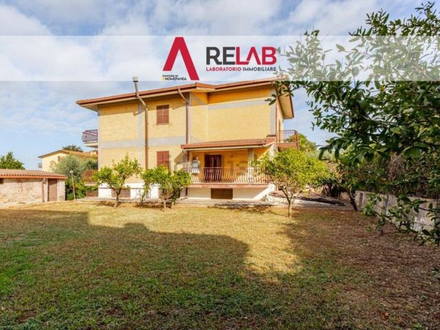 Case e ville in vendita di 380 m² in Via Dino Provenzal, 12