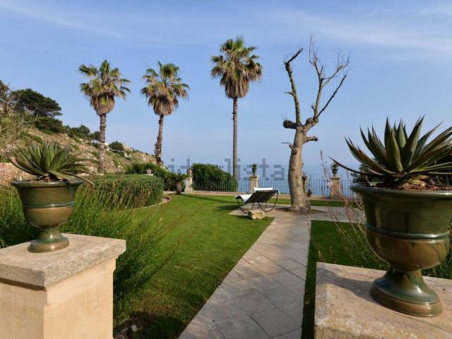 Case e ville in vendita di 380 m² in Via Duca del Mare