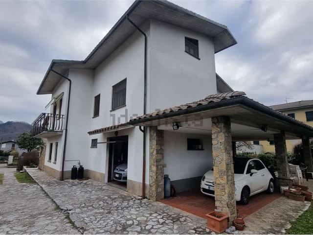 Case e ville in vendita di 380 m² in Via F. Vecchiacchi