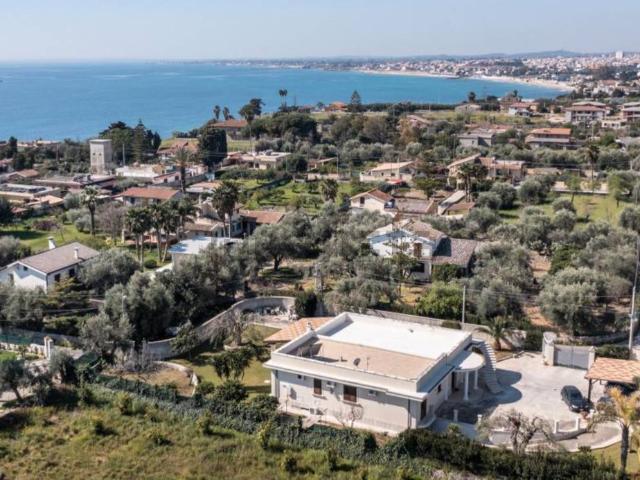 Case e ville in vendita di 380 m² in Via Falaride, 15