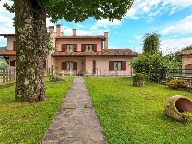 Case e ville in vendita di 380 m² in Via Ferruccio Pellini
