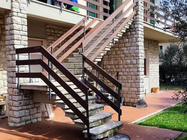 Case e ville in vendita di 380 m² in Via Lungagnana