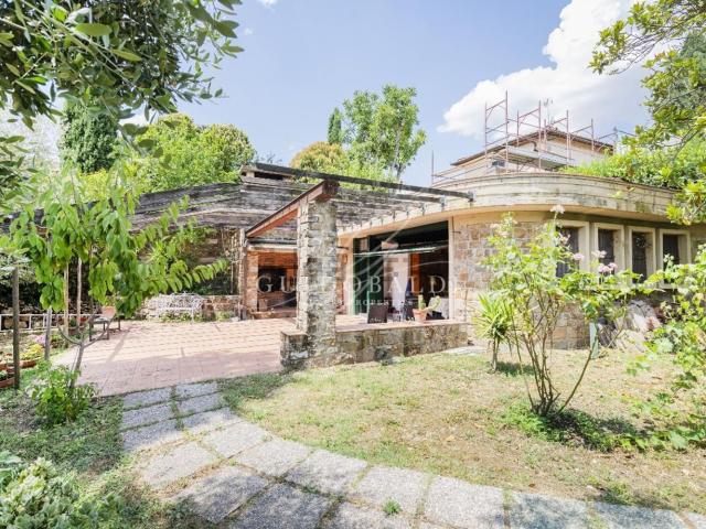 Case e ville in vendita di 380 m² in Via Montauto