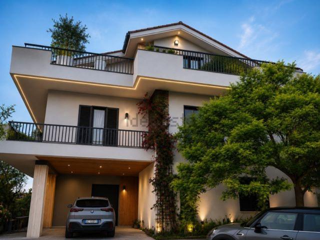 Case e ville in vendita di 380 m² in Via Monte Fumaiolo, 1