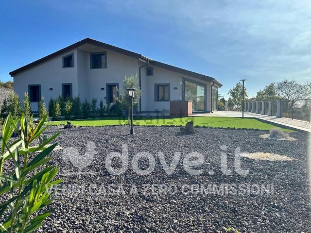 Case e ville in vendita di 380 m² in Via Monte Ilice