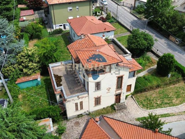 Case e ville in vendita di 380 m² in Via Maresana