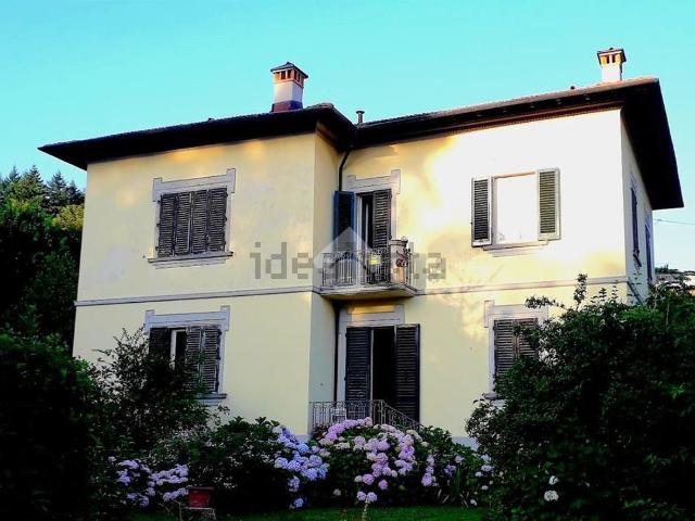 Case e ville in vendita di 380 m² in Via Massimo D&apos Azeglio, 76