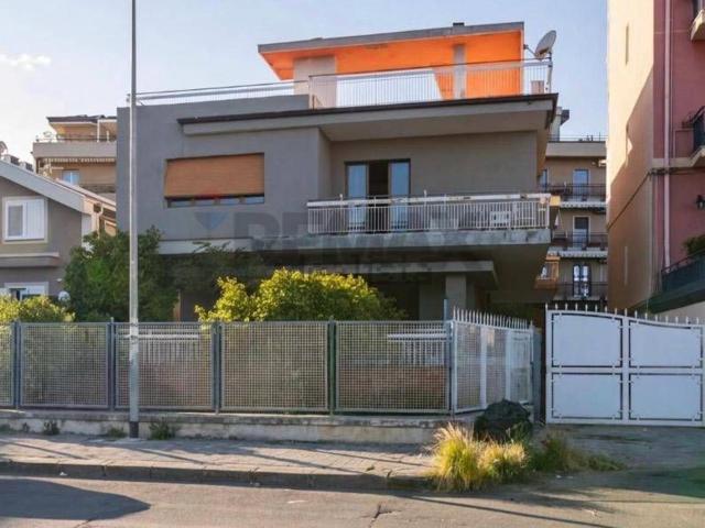 Case e ville in vendita di 380 m² in Via Nizzeti, 64