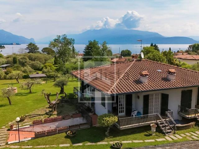 Case e ville in vendita di 380 m² in Via Pisenze
