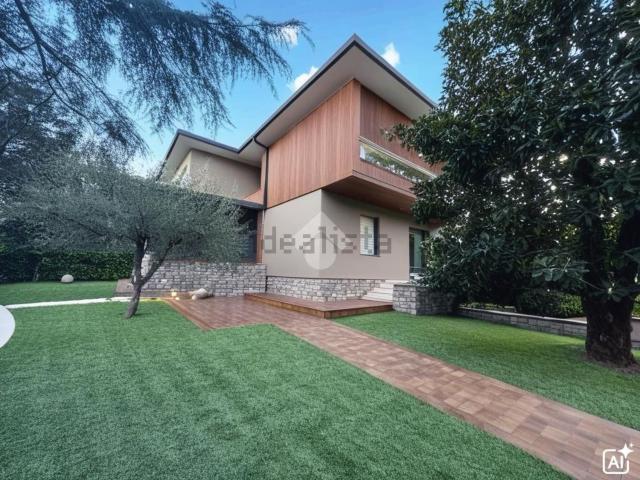 Case e ville in vendita di 380 m² in Via Raffaello, 1