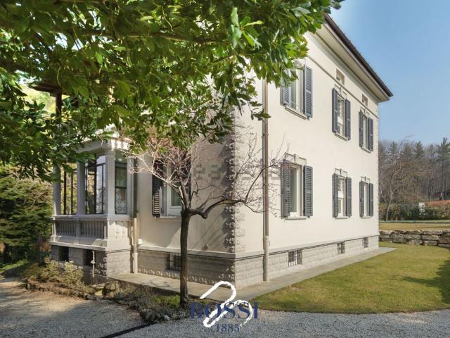 Case e ville in vendita di 380 m² in Via verdi, 48