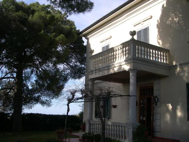 Case e ville in vendita di 380 m² in Via Vittorio Veneto