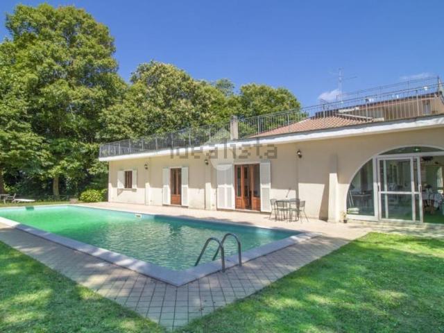 Case e ville in vendita di 380 m² in Via Vicinale del Tuscolo