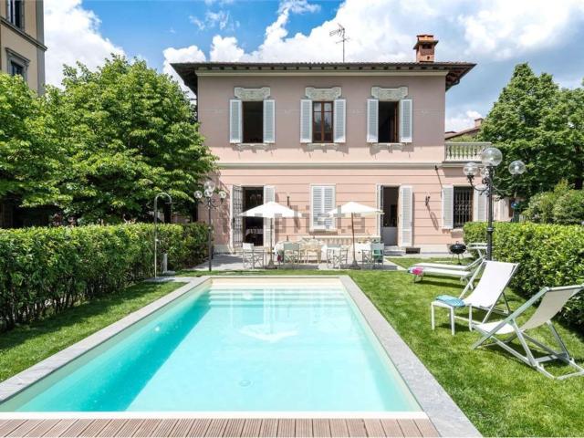 Case e ville in vendita di 380 m² in Viale Giuseppe Verdi, 49