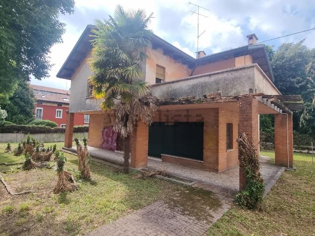 Case e ville in vendita di 380 m² in Viale Michelangelo Grigoletti, 11