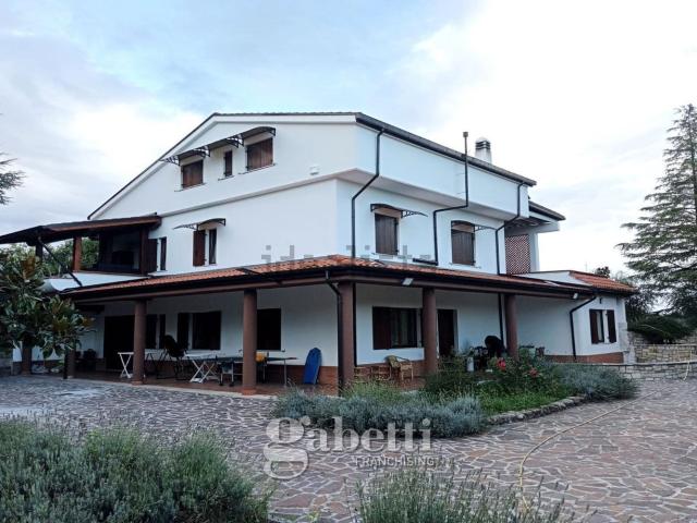 Case e ville in vendita di 380 m² in Strada Comunale Rione San Vito