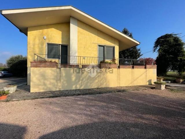 Case e ville in vendita di 380 m² in Strada Gazzuolo
