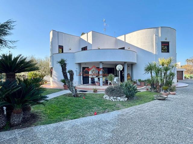 Case e ville in vendita di 380 m² in Strada Statale Bari Taranto