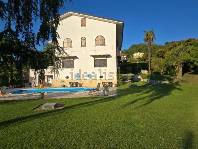 Case e ville in vendita di 381 m² in Via G. Capone