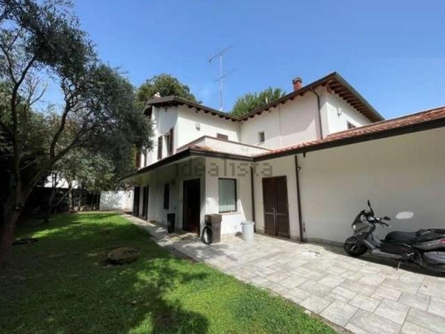 Case e ville in vendita di 381 m² in Via dei Pioppi, 21