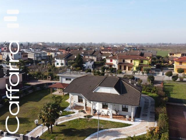 Case e ville in vendita di 381 m² in Via Settefrati, 65
