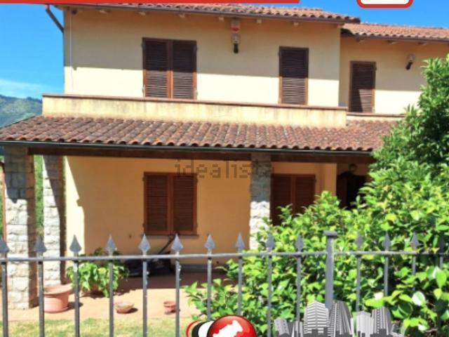 Case e ville in vendita di 383 m² in Via di Montevarchi