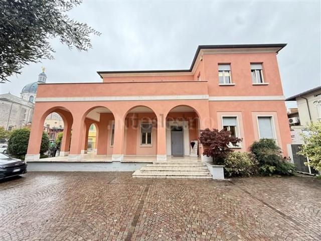 Case e ville in vendita di 384 m² in Via Cesare Battisti