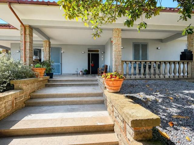 Case e ville in vendita di 384 m² in Via degli Olmi, 3