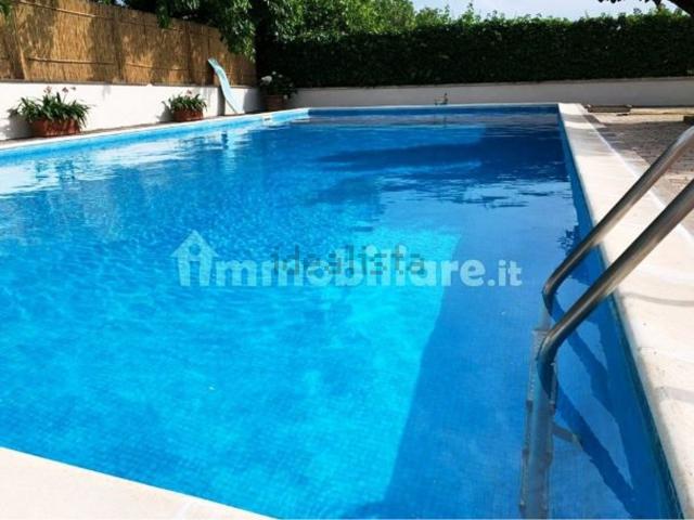 Case e ville in vendita di 385 m² in Via Anagnina, 9