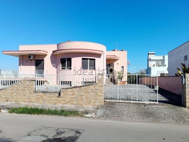 Case e ville in vendita di 385 m² in Via Ettore D&apos Amore, 46