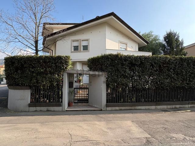 Case e ville in vendita di 385 m² in Via Feudo