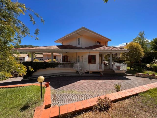 Case e ville in vendita di 385 m² in Contrada PETRONI