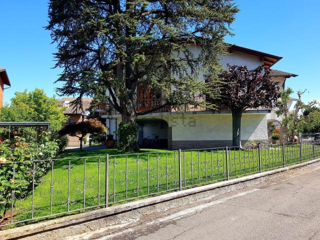 Case e ville in vendita di 386 m² in Via Castel Dragone