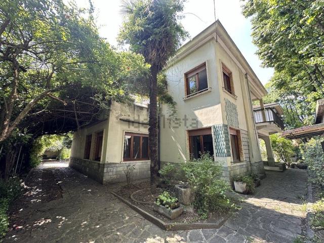 Case e ville in vendita di 386 m² in Viale dei Tigli, 39