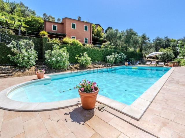 Case e ville in vendita di 386 m² in Salita Sant&apos Ambrogio, 19