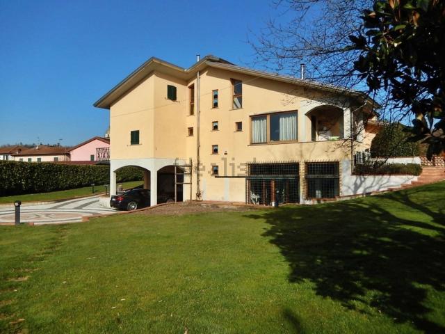 Case e ville in vendita di 387 m² in Via Bertucci, 13