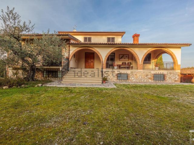 Case e ville in vendita di 387 m² in Via delle Colline