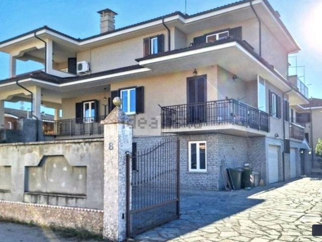 Case e ville in vendita di 387 m² in Via XXV Aprile, 8