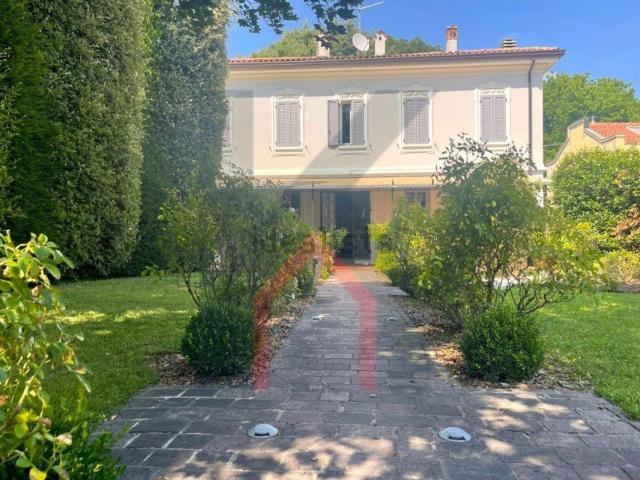 Case e ville in vendita di 388 m² in Via Giorgio Regnoli